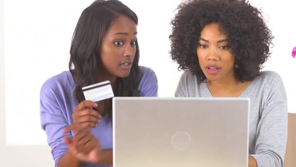Двоє Афроамериканських Друзів Вирішують Купити Інтернеті — стокове відео