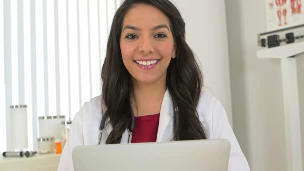 Jeune Médecin Hispanique Travaillant Sur Tablette — Video