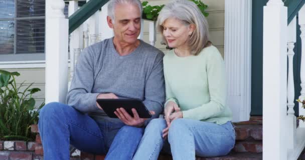 Cuplu Vârstă Folosind Tabletă Afara — Videoclip de stoc