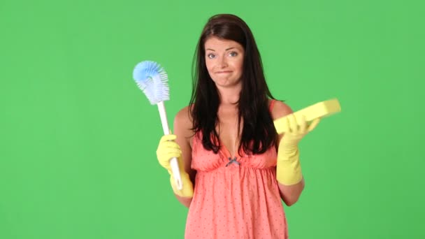 Elinde Tuvalet Fırçası Sünger Tutan Hoş Bir Genç Kadın — Stok video