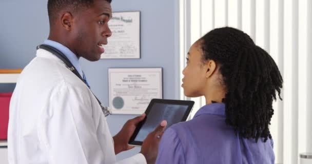 태블릿에 의사에 통증을 — 비디오