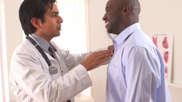 아메리카의 의사가 아프리카 미국인 환자와 이야기하는 — 비디오