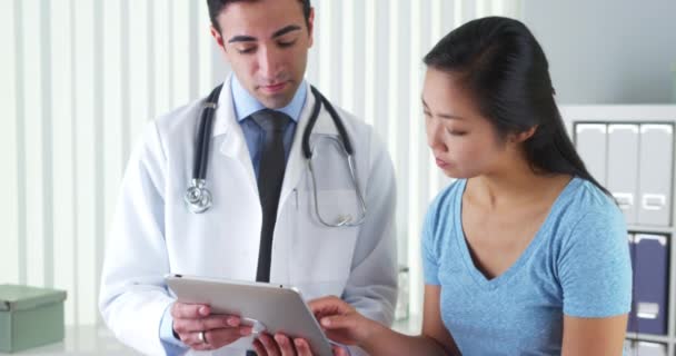 西班牙裔医生跟病人与测试结果在平板电脑上 — 图库视频影像