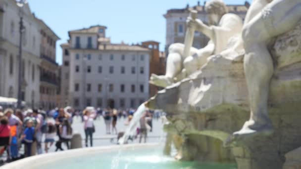 Nieostre Zbliżenie Fontanny Czterech Rzek Turystą Spacerującym Piazza Navona Ciasny — Wideo stockowe