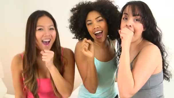 Três Meninas Cantando Acenando Mãos — Vídeo de Stock