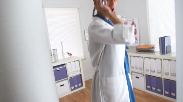 Ωραία Γυναίκα Γιατρός Χορεύει Στο Γραφείο — Αρχείο Βίντεο