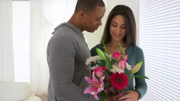 Чорний Чоловік Дарує Дівчині Квіти Цілує — стокове відео