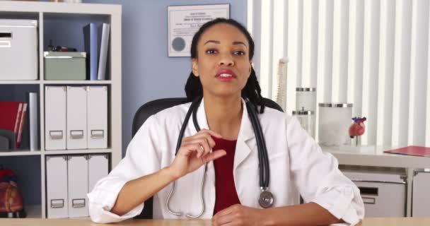 Femmina Afro Americano Medico Parlando Con Paziente Video Chat — Video Stock