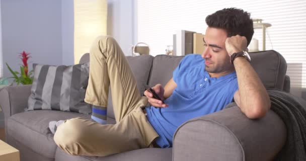 Homem Hispânico Feliz Navegando Internet Smartphone — Vídeo de Stock