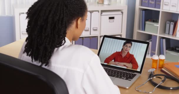 Paciente Feminina Conversando Com Médico Afro Americano Por Vídeo Chat — Vídeo de Stock