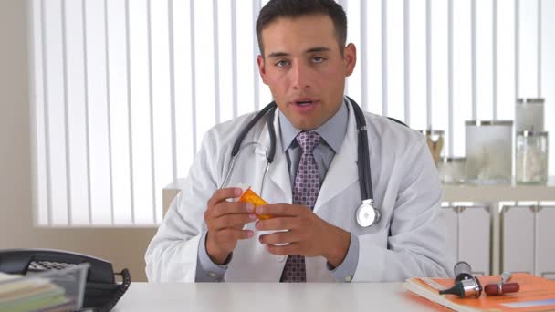 Médico Hispânico Explicando Prescrição Para Câmera — Vídeo de Stock