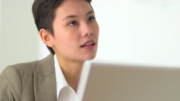 Asiática Mujer Negocios Sonriendo Hablando Con Colega — Vídeos de Stock