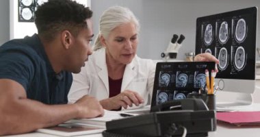 Milenyum siyahi hastası beyin sarsıntısı konusunda kıdemli doktora danışmanlık yapıyor. Genç erkek hasta tomografi sonuçlarını tartışmak için yaşlı kadın doktorla buluşuyor.