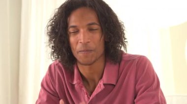 Siyah adam tavsiye veriyor.