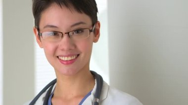 Çinli kadın doktor portresi.