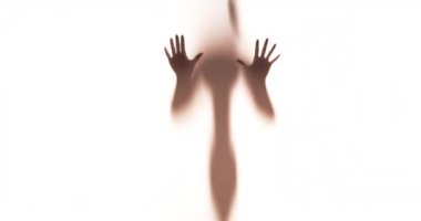 Perdenin arkasında dans eden seksi Meksikalı kadın