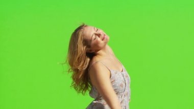 Dişi, rüzgarda kollarını açıp gökyüzüne bakıyor.