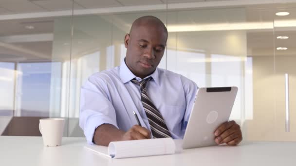 Hombre Negocios Afroamericano Trabajando Tabletas Tomando Notas — Vídeos de Stock