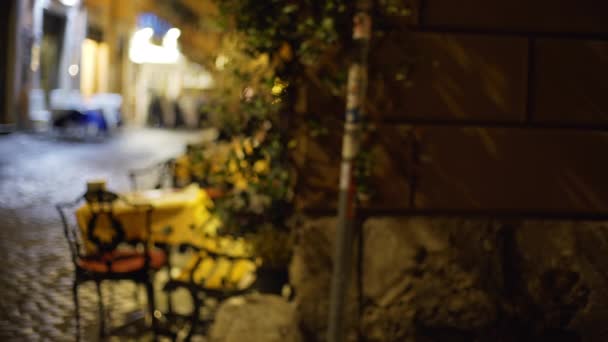 Närbild Yttre Stenmur Italiensk Restaurang Kvällen Suddig Bakgrund Mörk Gata — Stockvideo