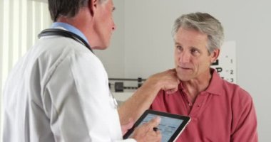 Kıdemli doktor ve hasta ofiste konuşmak