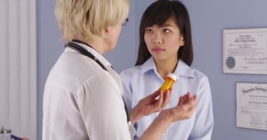 Kıdemli doktor reçete Çin hastaya açıklayan