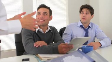 Çok ırklı işadamları müdürleriyle toplantıdalar.