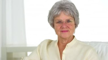 yaşlı kadın kameraya bakıyor