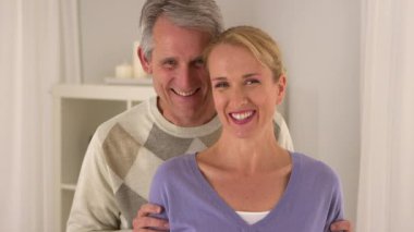 Gülümseyen yaşlı çiftin portresi