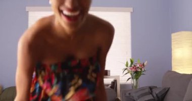 Çekici siyah kadın kameraya doğru dans ediyor.