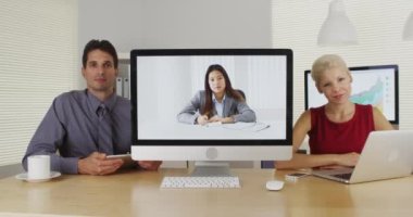 Çok etnik gruptan oluşan ortak kamera ve Not almak için dinleme