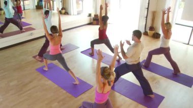 İnsanlar yoga sınıfı