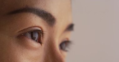 Uzaklara bakan Asyalı kadına yaklaş.