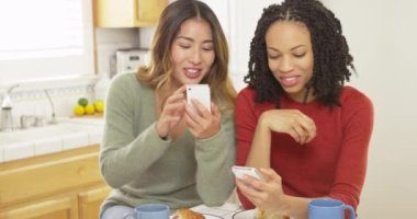 Cep telefonunu kullanarak ve kahvaltı Afrika Amerika ve Asya arkadaşlar