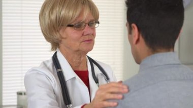 Doktor Meksikalı hastaya çabucak iyileşme güvencesi veriyor.
