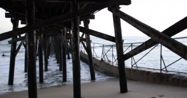 Yeşil ekran ya da kroma anahtarı için çitin yakınındaki ahşap iskelede yüksek gelgit. Birleşiklik ya da anahtarlama için odak dışı ya da odaksız çekim. 4k