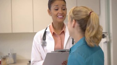 kadın doktor hasta ile konuşmak