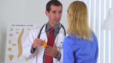 Doktor hastaya ilacı açıklıyor.