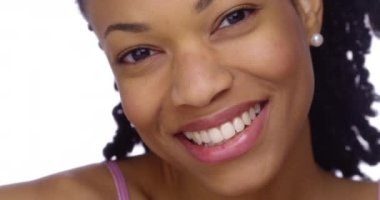 Kameraya gülümseyen sevimli siyah kadın