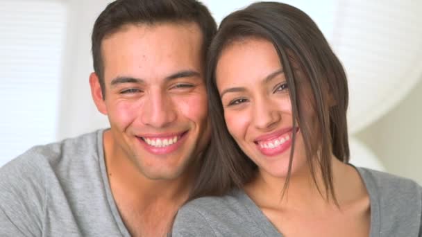Gelukkig Mexicaans Paar Glimlachen — Stockvideo
