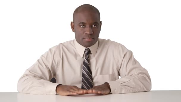 アフリカ系アメリカ人ビジネスマンが机の上でドラム — ストック動画