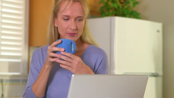 Yetişkin Bir Kadın Bilgisayar Kullanırken Sabah Kahvesini Içiyor — Stok video