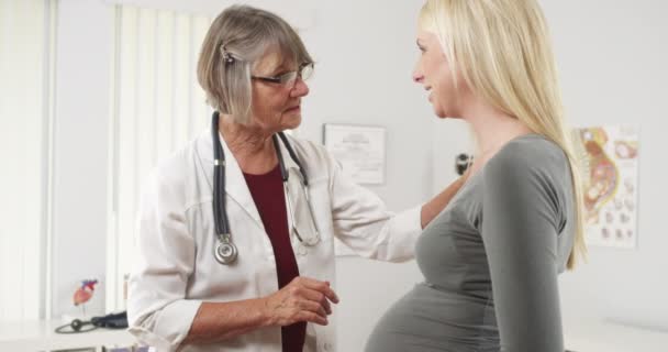妊娠中の女性は彼女の医師に話す — ストック動画