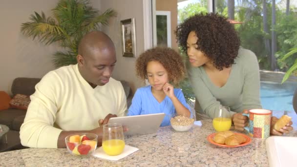 Afroamerikansk Familj Äter Frukost Och Använder Laptop — Stockvideo