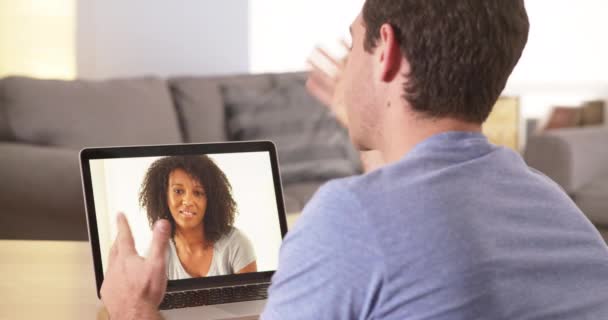 Kerel Gesprek Met Zijn Afrikaanse Vriend Laptop — Stockvideo