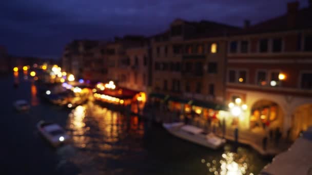 Hübsche Venezianische Gebäude Entlang Des Canal Grande Mit Stadtbeleuchtung Auf — Stockvideo