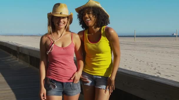 Dvě Ženy Přátelé Pláži Kovbojských Kloboucích — Stock video