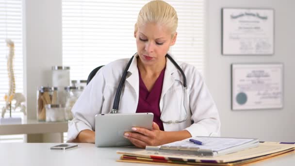 Ženský Doktor Pracující Tabletu — Stock video