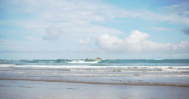 Фон Пушистые Белые Облака Морские Волны Пляже Широкий Снимок Горизонта — стоковое видео