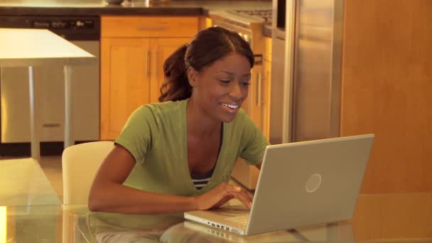 Jovem Mulher Trabalhando Laptop Casa — Vídeo de Stock