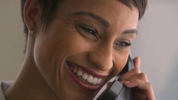 Κοντινό Πλάνο Της Αφρο Αμερικανίδας Χαμογελάει Και Μιλάει Στο Τηλέφωνο — Αρχείο Βίντεο